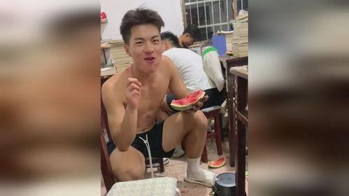 今日吃瓜体育生男友,揭秘校园恋情背后的甜蜜与挑战